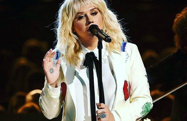 Kesha est&aacute; focada em retomar a carreira