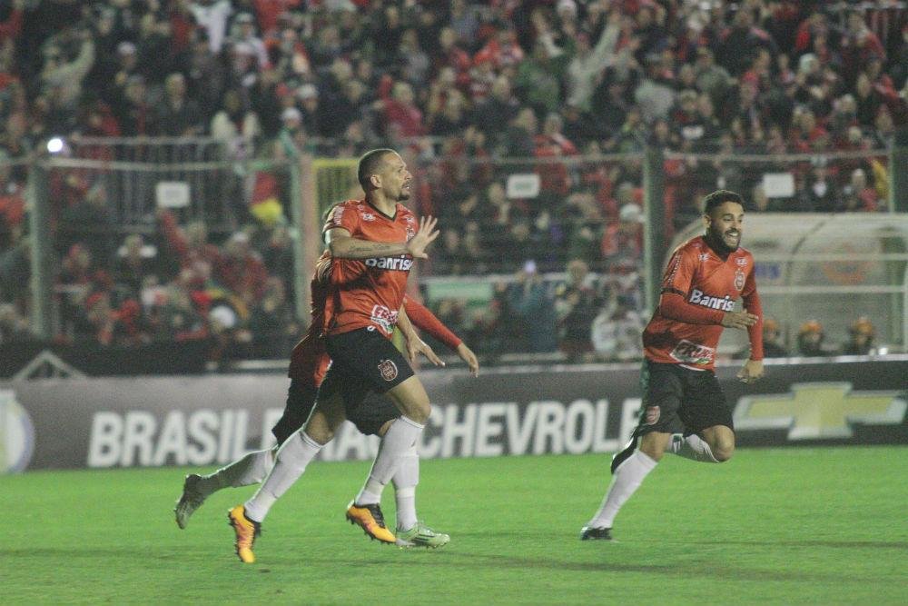 Xavante patrolou advers&aacute;rio no primeiro tempo e definiu o 3 a 0