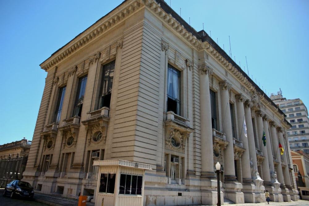 Dois servidores teriam atuado em irregularidades do programa de incentivo