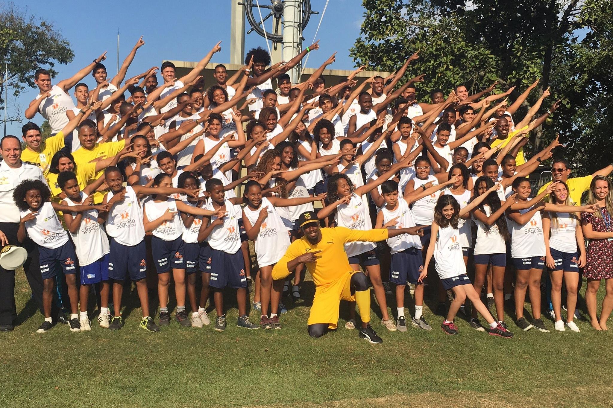 Astro fez a pose do raio com as crian&ccedil;as e pediu apoio para seu futuro
