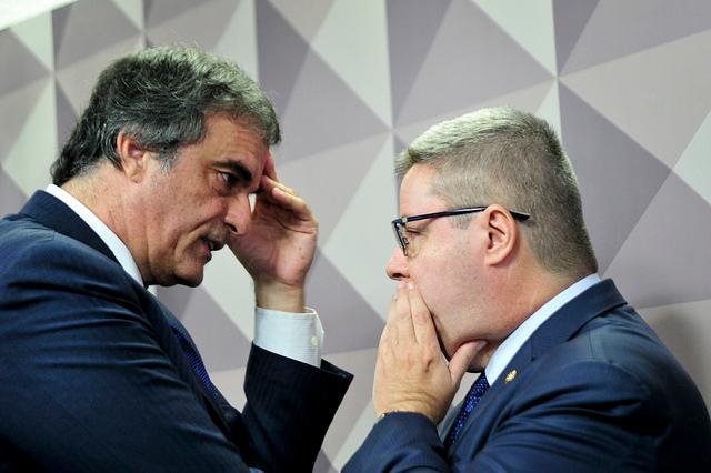 Senadores voltam a discutir hoje pareceres sobre impeachment