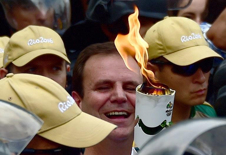 Tocha Ol&iacute;mpica &eacute; entregue ao prefeito do Rio