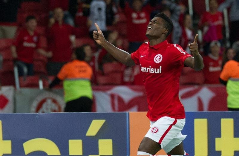 Zagueiro Eduardo marcou gol contra o Goi&aacute;s em 2015
