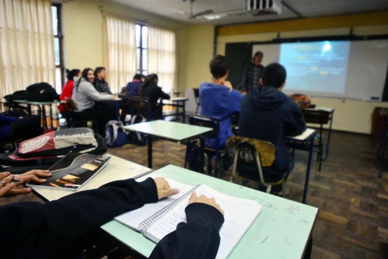 Mobiliza&ccedil;&atilde;o de professores contra parcelamentos ter&aacute; vig&iacute;lia em frente ao Piratini 