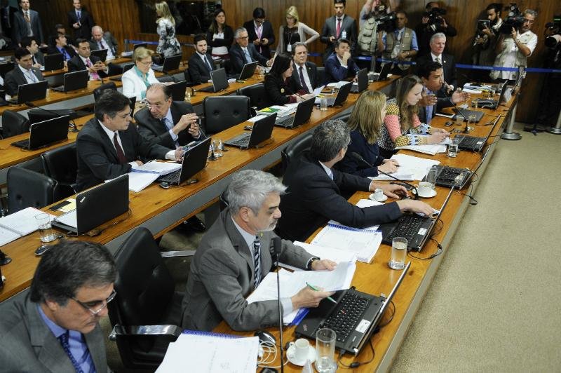Debate sobre antecipa&ccedil;&atilde;o do julgamento do impeachment domina Comiss&atilde;o	
