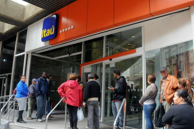 Bancos abrem e filas s&atilde;o registradas em Porto Alegre 