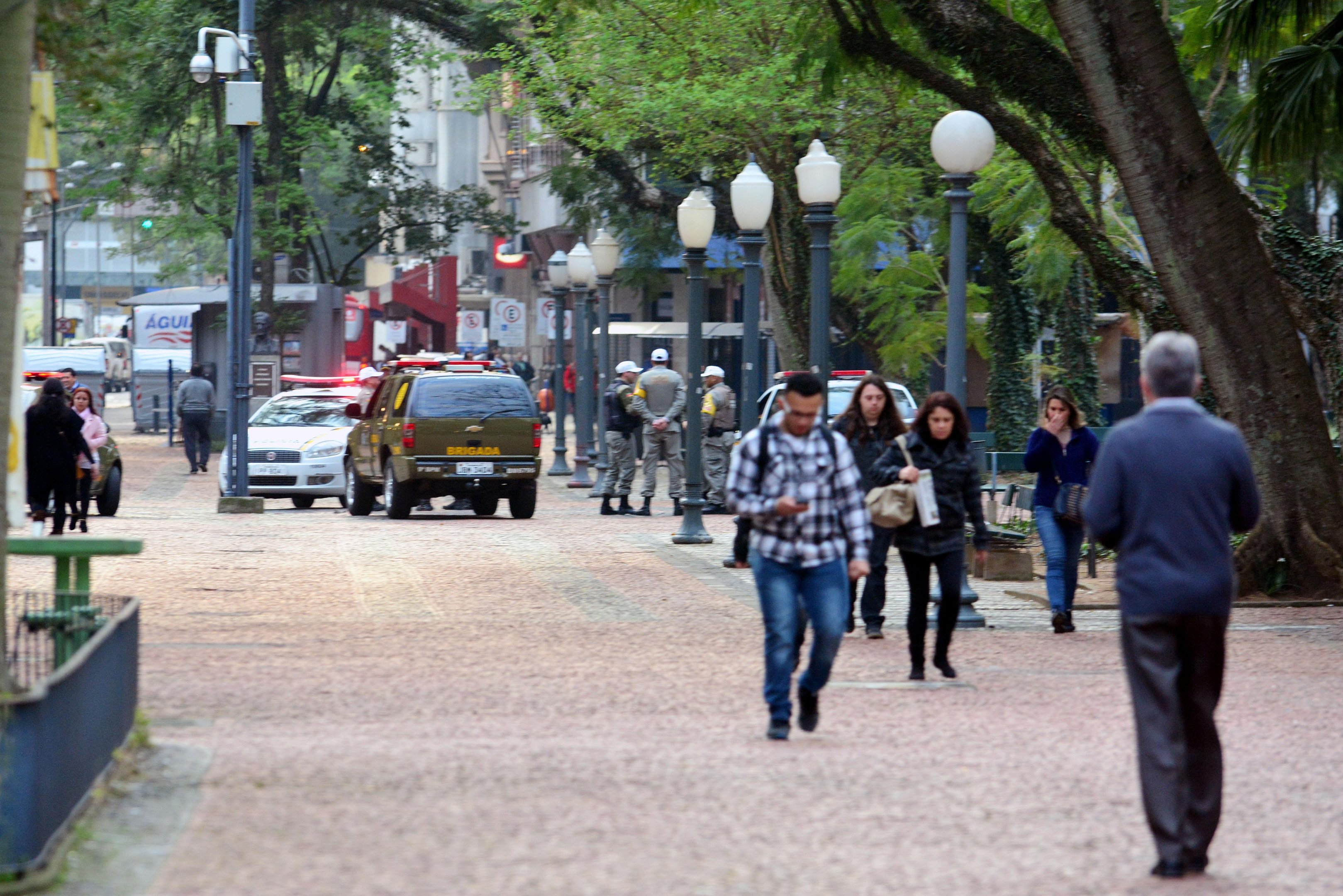 Policiais militares intensificaram o policiamento na regi&atilde;o central de Porto Alegre