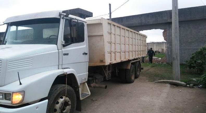 Caminh&atilde;o foi abandonado ap&oacute;s derrubar o muro do pres&iacute;dio de Pelotas