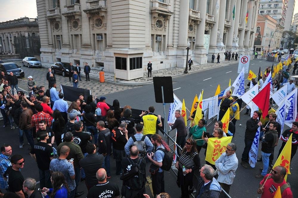 Servidores protestaram contra parcelamento imposto pelo governo Sartori