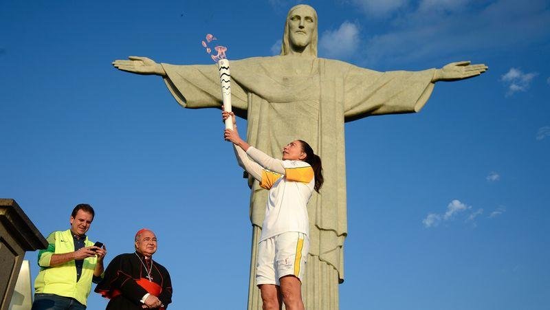 Ex-jogadora de v&ocirc;lei Isabel Salgado segurou a tocha ol&iacute;mpica em frente ao Cristo Redentor 