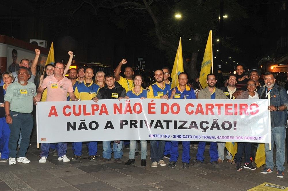 Carteiros realizam protesto no Centro de Porto Algre 