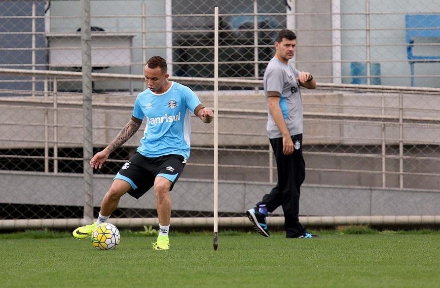 Everton volta a treinar com bola no Gr&ecirc;mio 