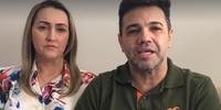 Feliciano publicou vídeo em que aparece ao lado da esposa