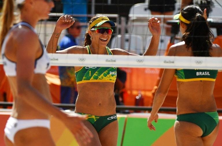 Larissa e Talita estreiam com vit&oacute;ria f&aacute;cil no v&ocirc;lei de praia