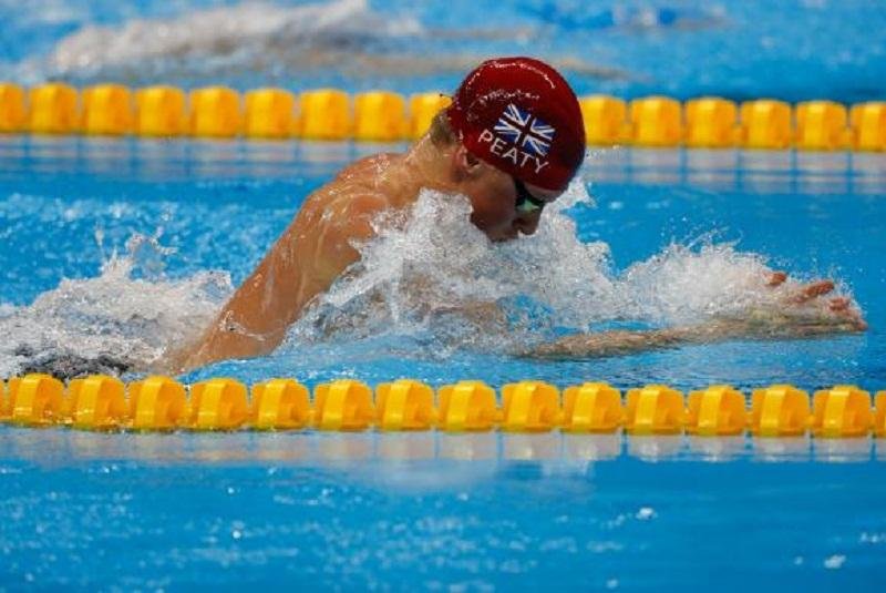 Brit&acirc;nico Adam Peaty leva ouro nos 100m nado peito nos Jogos Ol&iacute;mpicos