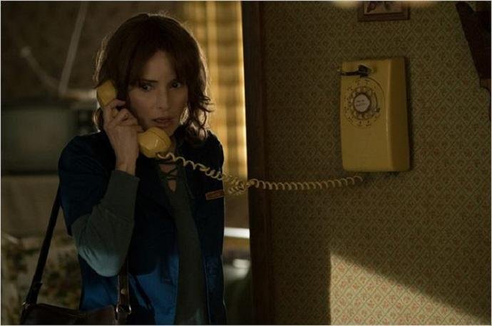 Atriz interpreta Joyce Byers no novo sucesso da Netflix