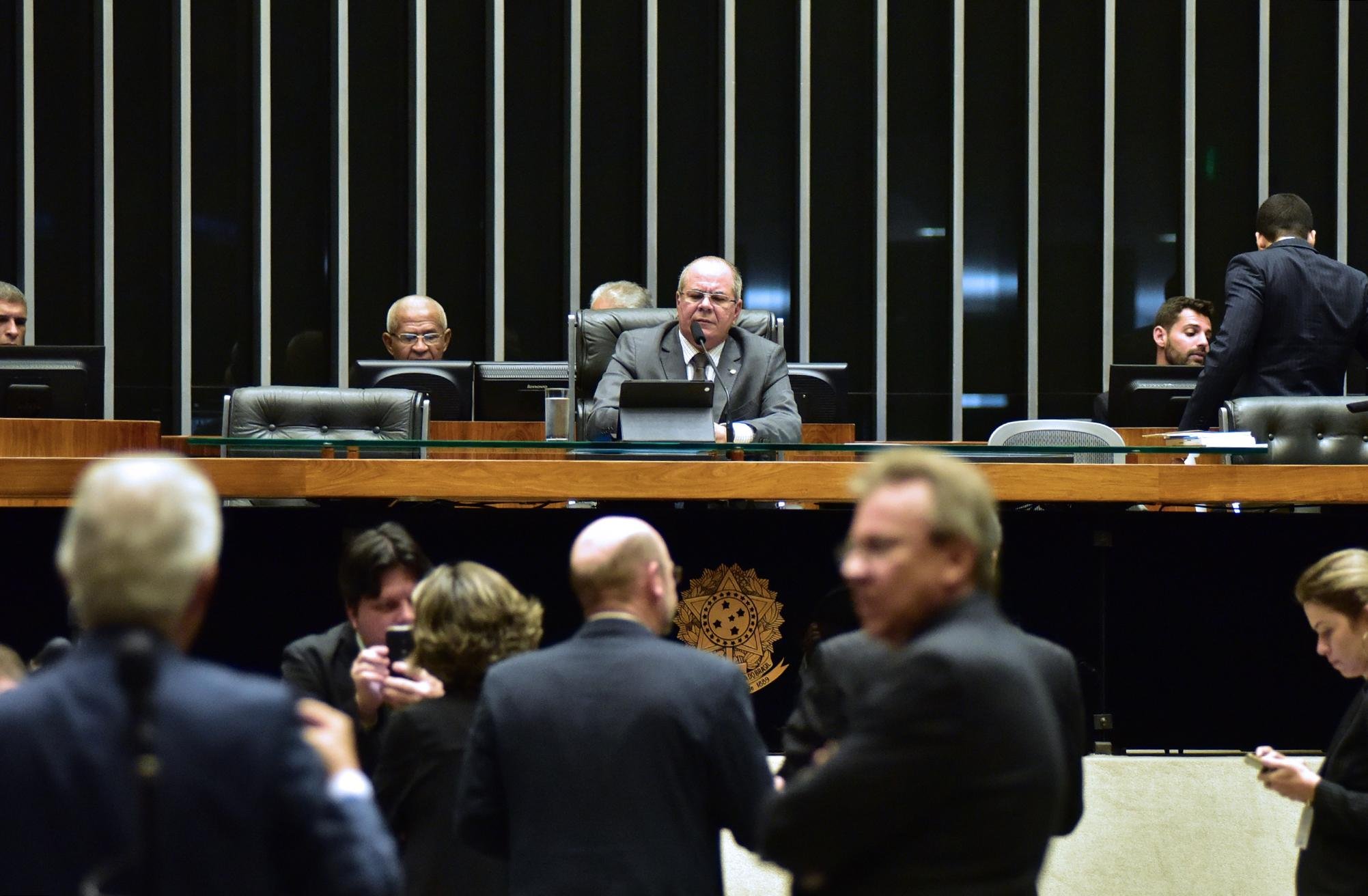 Deputado Hildo Rocha l&ecirc; pedido de cassa&ccedil;&atilde;o de Cunha em plen&aacute;rio