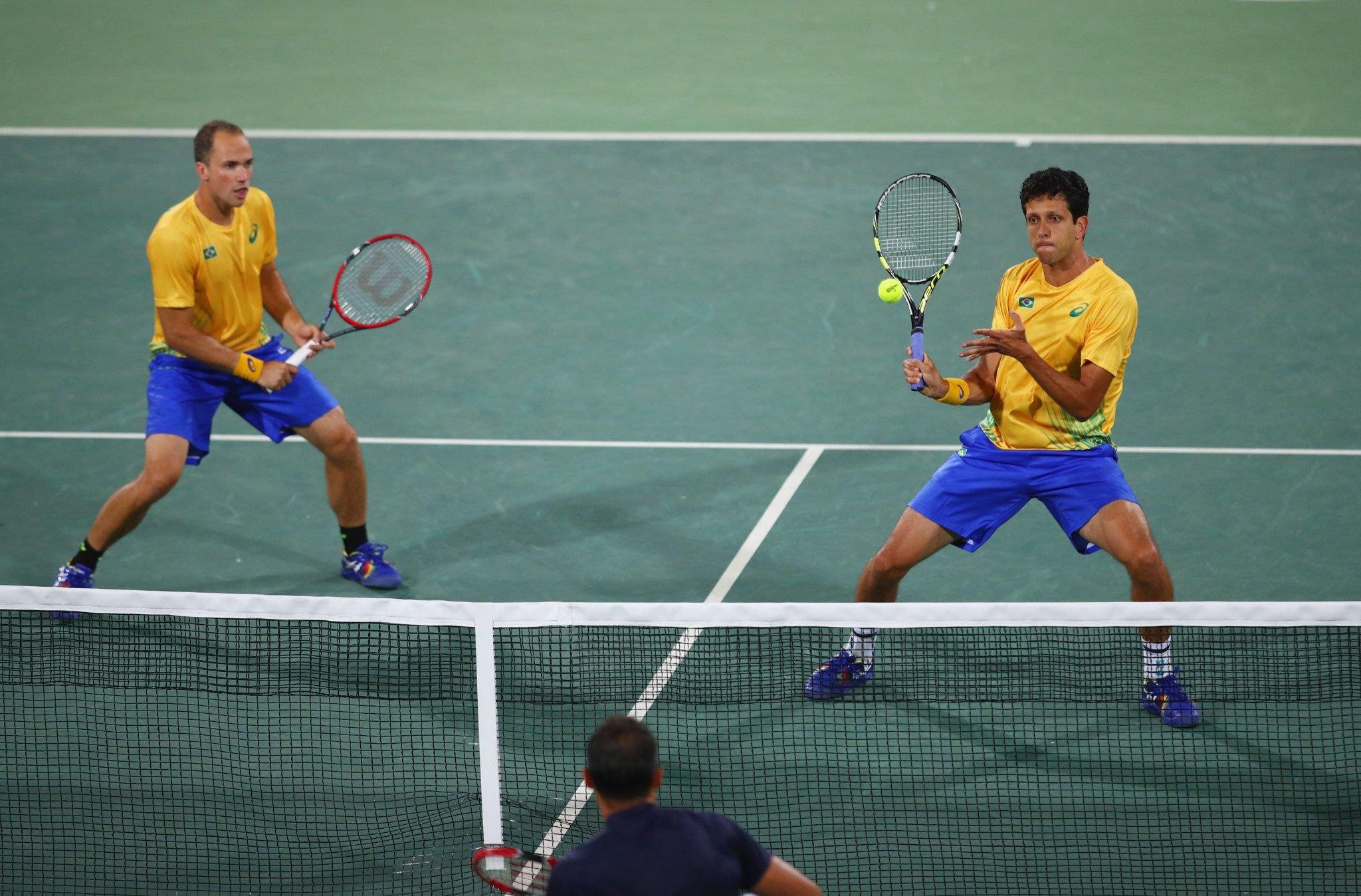 Brasileiros eliminaram o n&uacute;mero 1 do mundo em 2 sets a 0