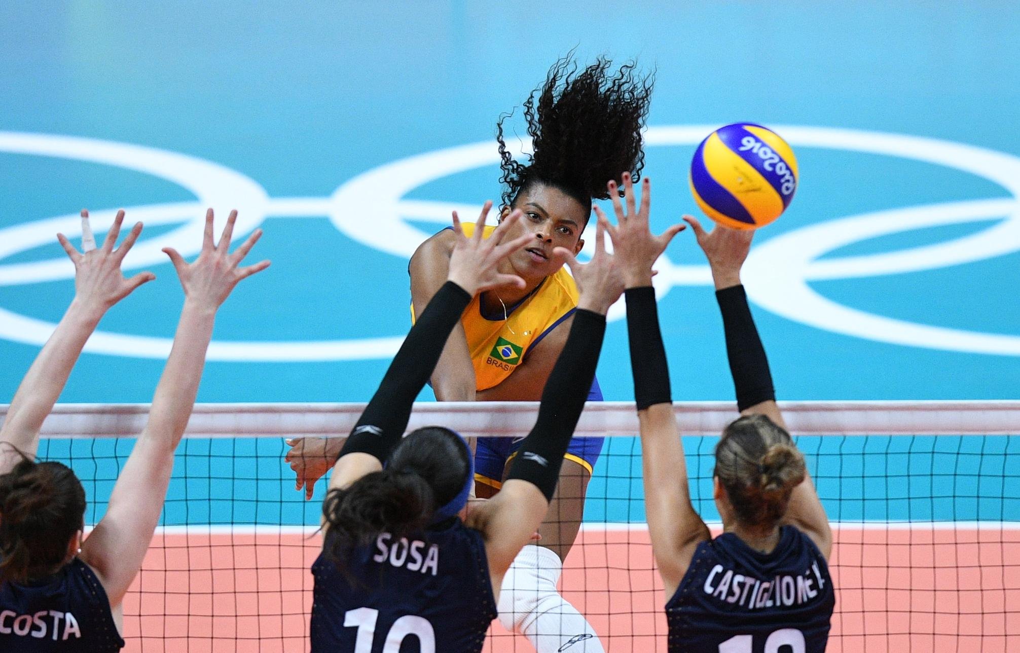 Empurrada pela torcida, sele&ccedil;&atilde;o aplicou 3 sets a 0 ao natural