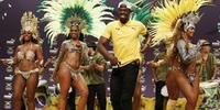 Usain Bolt cai no samba no Rio de Janeiro