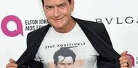 Charlie Sheen convida outros famosos a revelar se têm Aids