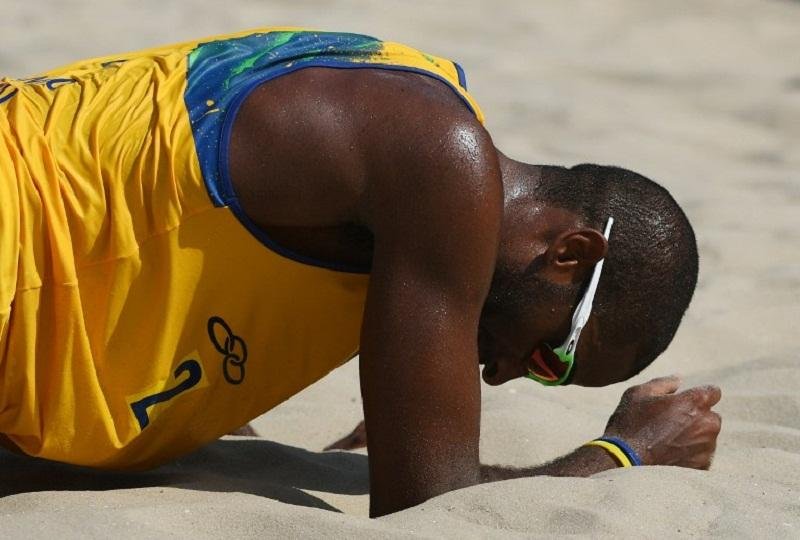 Pedro e Evandro perdem 2&ordf; no v&ocirc;lei de praia e correm risco de elimina&ccedil;&atilde;o