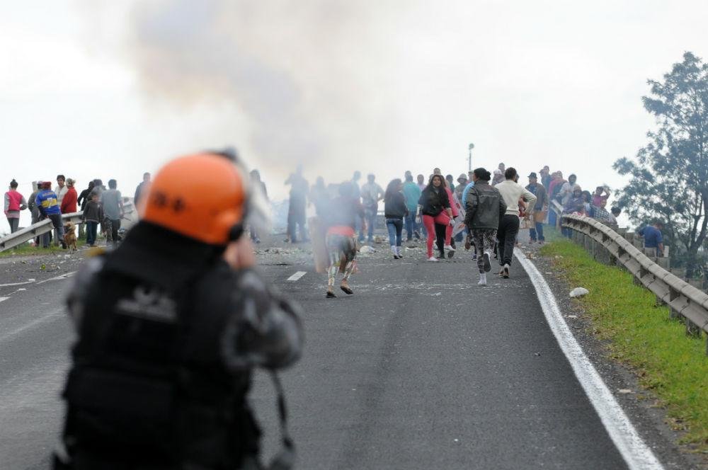 Batalh&atilde;o de Choque da BM usou bombas de efeito moral para liberar a BR 290