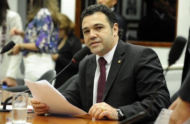 Representa&ccedil;&atilde;o contra Feliciano est&aacute; no gabinete