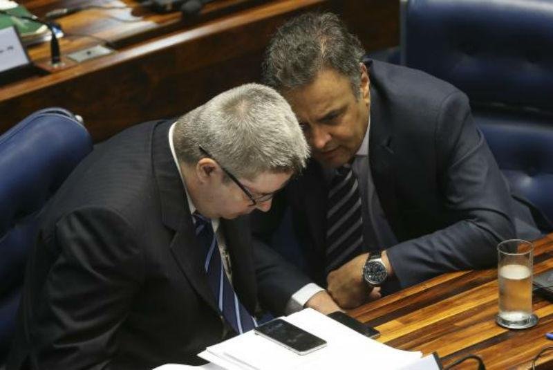 A&eacute;cio Neves defendeu o afastamento definitivo da presidente afastada Dilma Rousseff