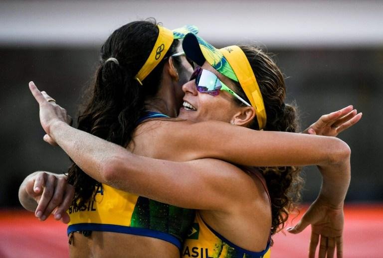 Larissa e Talita vencem EUA e est&atilde;o na pr&oacute;xima fase do v&ocirc;lei de praia