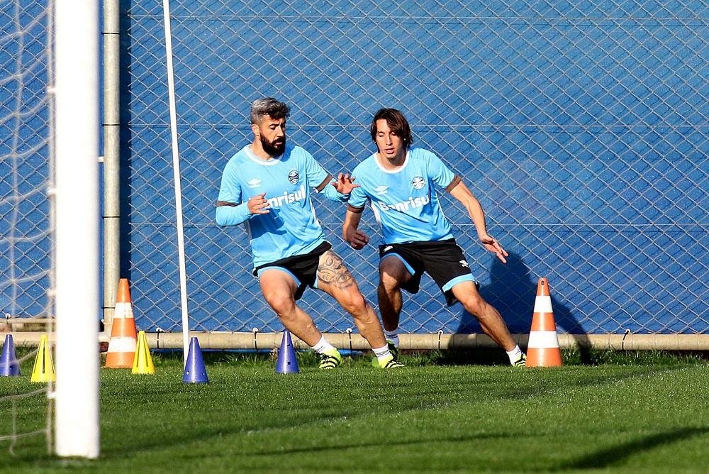 Douglas e Geromel treinaram corrida com obst&aacute;culos no gramado do CT Luiz Carvalho
