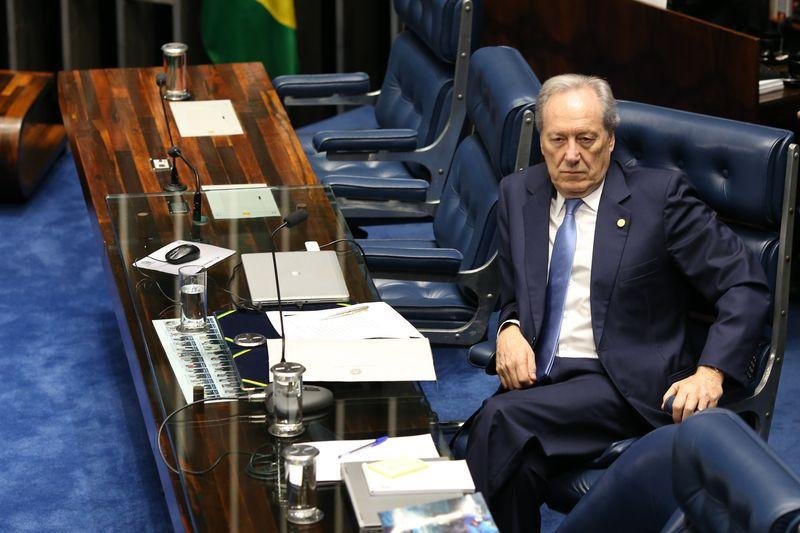 Sess&atilde;o do processo de impeachment no Senado passou das 12 horas