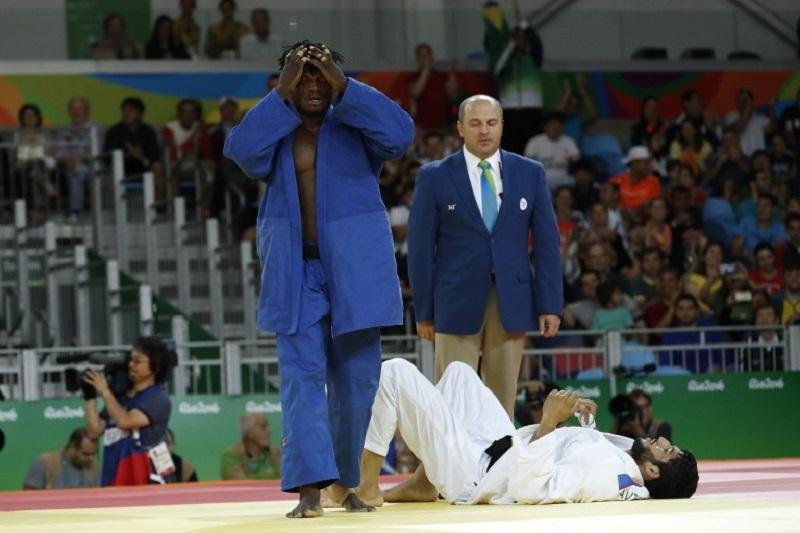 Judoca refugiado bate indiano e levanta a torcida