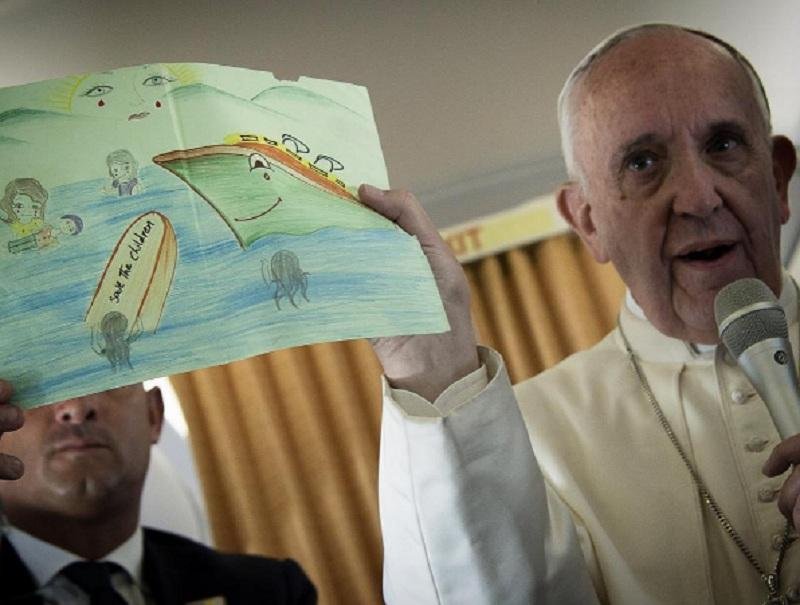 Papa almo&ccedil;a com refugiados s&iacute;rios no Vaticano
