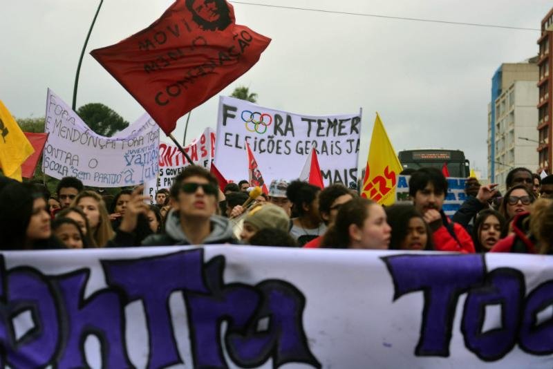 Estudantes realizam protesto e bloqueiam ruas de Porto Alegre	