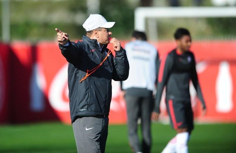 Roth fazendo improvisa&ccedil;&otilde;es na lateral direita