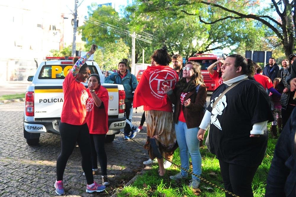BM retira manifestantes do MTST que ocupavam Demhab em Porto Alegre
