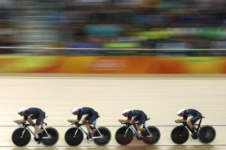 Brit&acirc;nicas Laura Trott, Katie Archibald, Elinor Barker e Joanna Rowsell-Shand, pararam o cron&ocirc;metro em 4min13s260