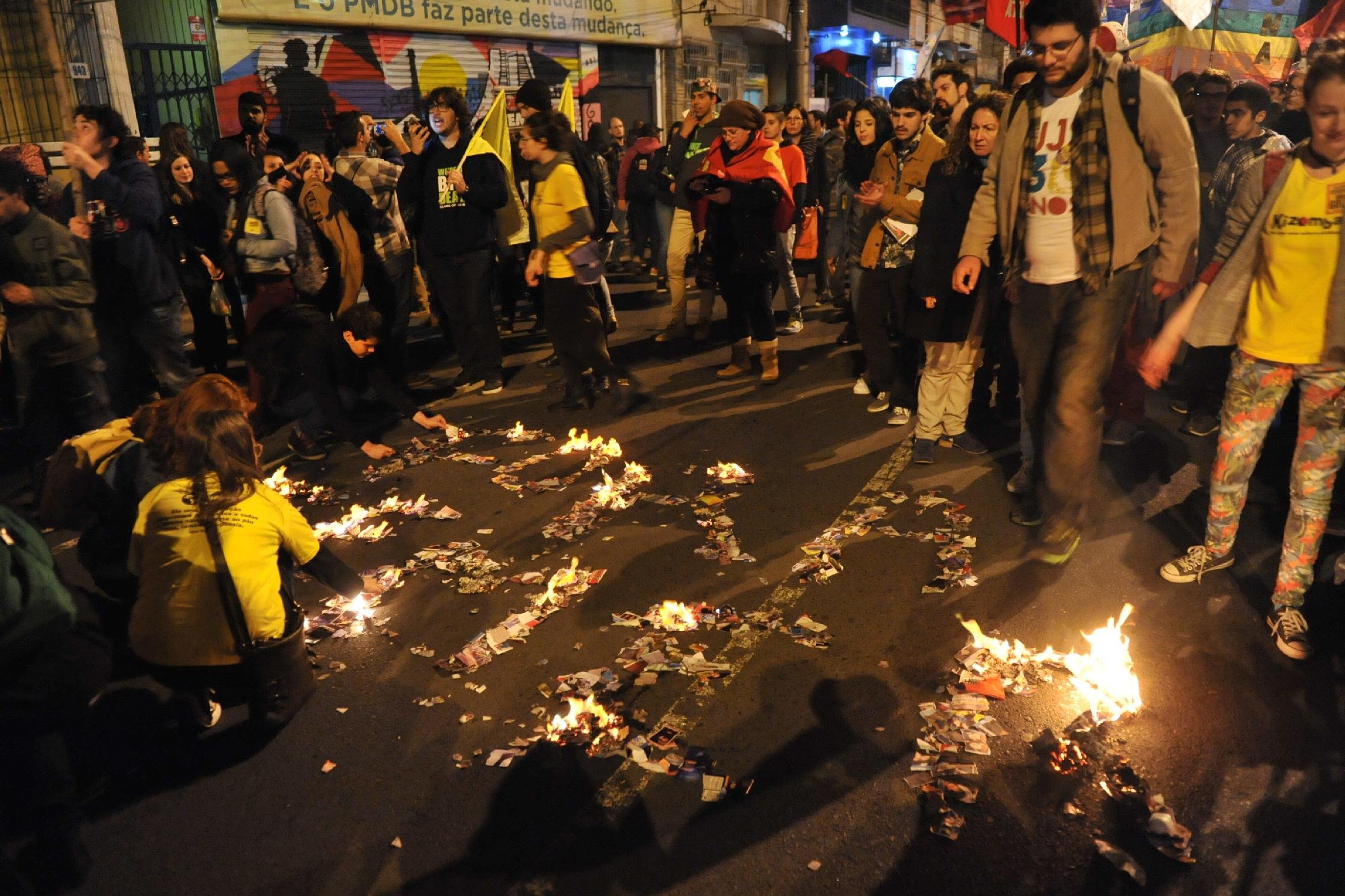 Manifestantes queimaram jornais que formavam a mensagem "Fora Temer"