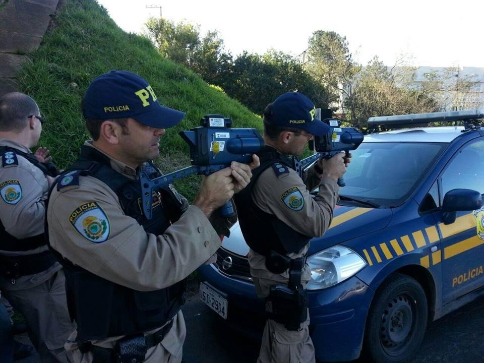 PRF multa mais de 8 mil condutores no RS pela lei do farol