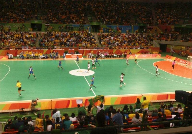 Brasil vence Angola e garante vaga nas quartas do handebol feminino