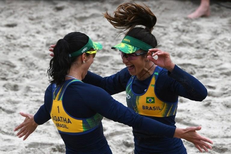 Agatha e Barbara vencem chinesas e avan&ccedil;am &agrave;s quartas de final no v&ocirc;lei de praia 