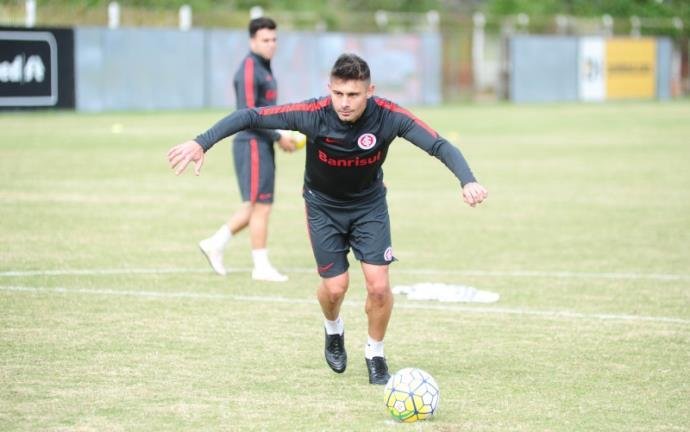 Alex sentiu joelho direito no treino e ficou de fora do coletivo desta sexta