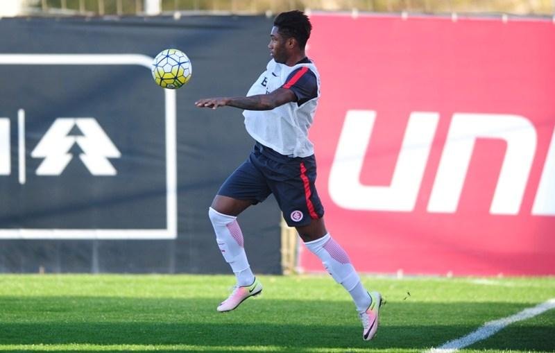 Vitinho estar&aacute; entre os 11 iniciais na partida contra a Chapecoense
