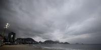 Fortes ondas em Copacabana quebram plataforma de largada para maratona aquática
