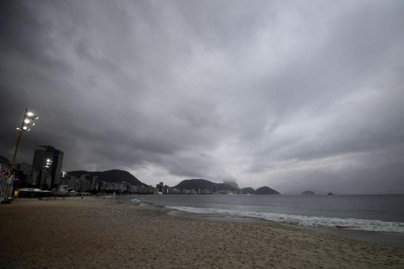 Fortes ondas em Copacabana quebram plataforma de largada para maratona aqu&aacute;tica