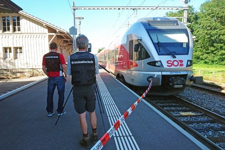 Seis pessoas ficam feridas em ataque com l&iacute;quido inflam&aacute;vel e faca em trem da Su&iacute;&ccedil;a