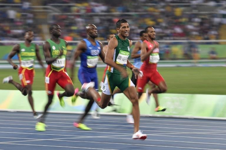 Atleta de 24 anos partiu como azar&atilde;o da raia oito e derrubou marca de 17 anos que era de Michael Johnson