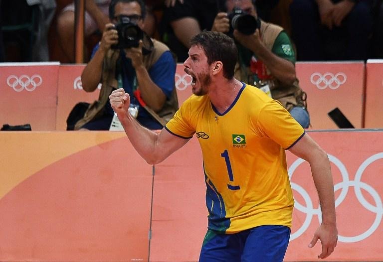 Comandados de Bernardinho estiveram v&aacute;rias vezes atr&aacute;s nos sets, mas confirmaram o 3 a 1