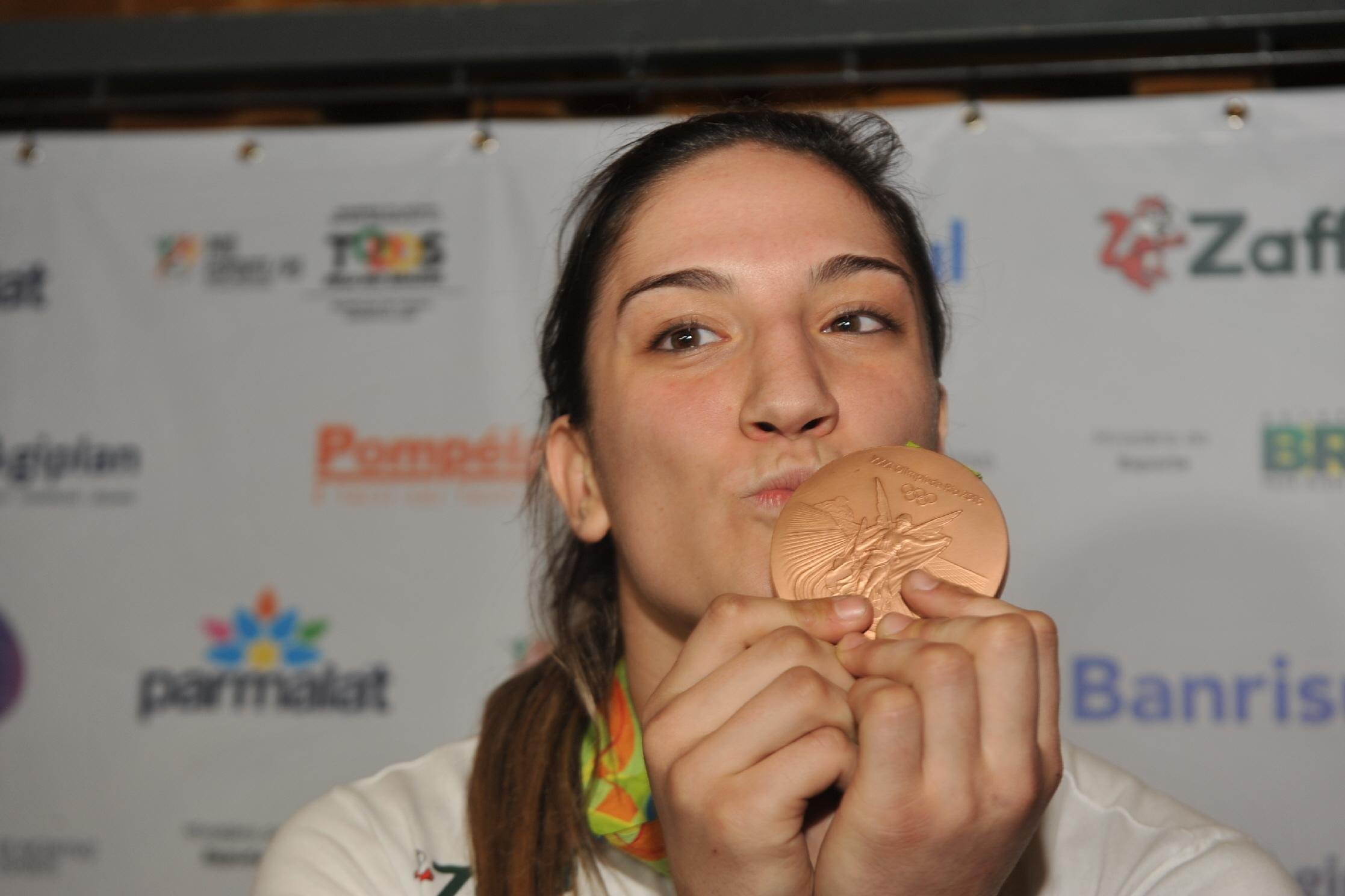 Mayra Aguiar foi homenageada no retorno da Olimp&iacute;ada